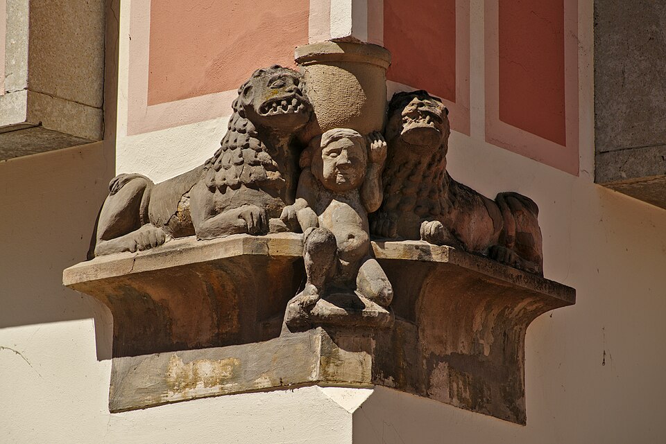 File:Skulpturfragment aus Sandstein in Südostecke des Gebäudes Kaiser-Max-Straße 22 in Kaufbeuren.jpg